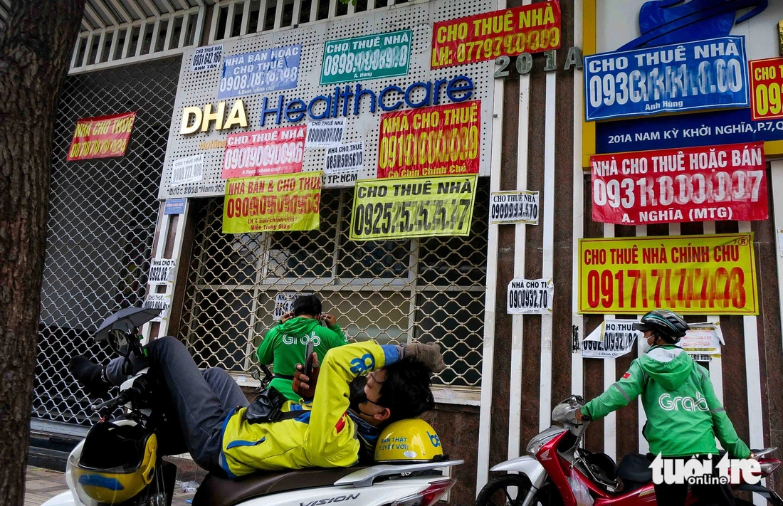 Trong năm 2023, nhiều doanh nghiệp thương mại gặp khó khăn do sức mua của thị trường yếu, thói quen tiêu dùng thông qua thương mại điện tử phá vỡ kênh kinh doanh truyền thống, dẫn đến xu hướng trả mặt bằng lan rộng, hàng loạt cửa hàng, cửa hiệu đóng cửa - Ảnh: TRẦN TIẾN DŨNG