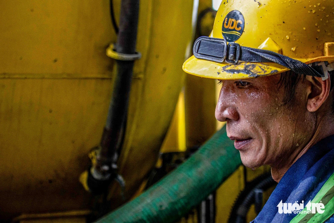 Anh Trọng thuộc đội công nhân thoát nước TP Thủ Đức sau khi thực hiện công việc nạo vét cống tại tuyến đường Đặng Văn Bi, TP Thủ Đức sáng 13-11. Mồ hôi nhễ nhại trên khuôn mặt, anh chia sẻ: “Hôi thối thì hôi thối, mình cũng quen công việc này rồi. Được đóng góp cho xã hội từ những điều như thế này, coi như là động lực để mình tiếp tục công việc” - Ảnh: PHAN MINH ĐĂNG