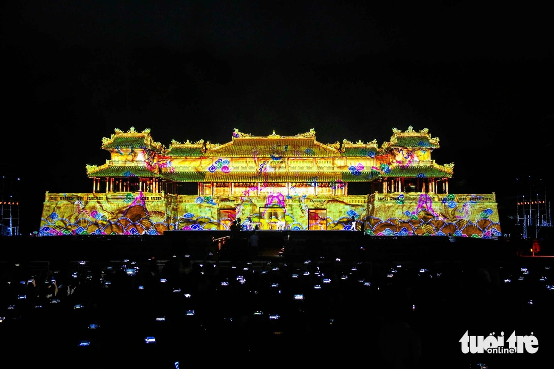Ngọ Môn Huế rực sáng lung linh nhờ công nghệ 3D Mapping đến từ Pháp hôm 12-12. Đây là chương trình biểu diễn nghệ thuật kết hợp trình diễn ánh sáng kết thúc chuỗi hoạt động kỷ niệm 50 năm ngày hai nước Pháp - Việt thiết lập quan hệ ngoại giao - Ảnh: NHẬT LINH