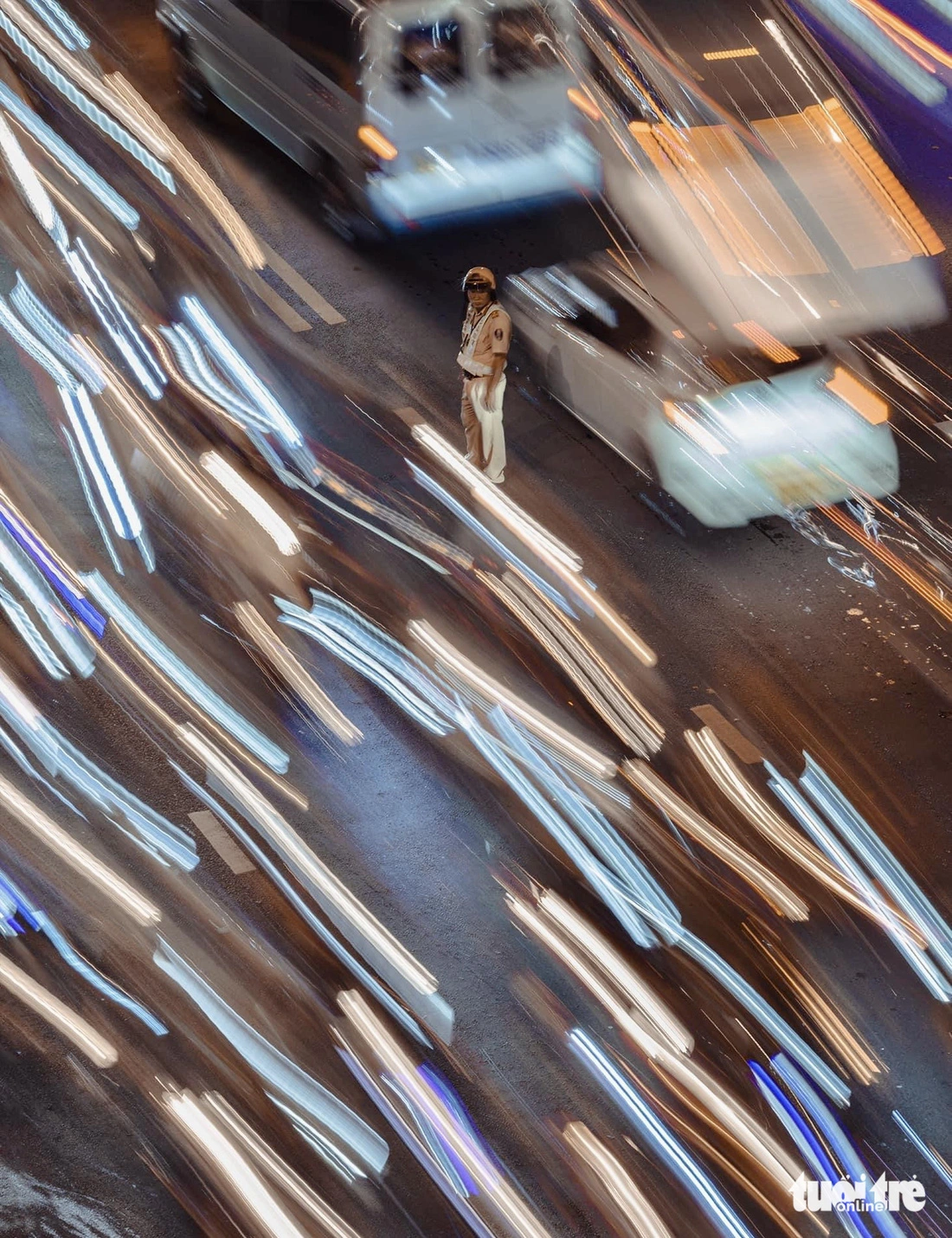 Một cán bộ cảnh sát giao thông đang điều tiết giao thông trên đường Tôn Đức Thắng (quận 1, TP.HCM) - Ảnh: PAUL PHẠM