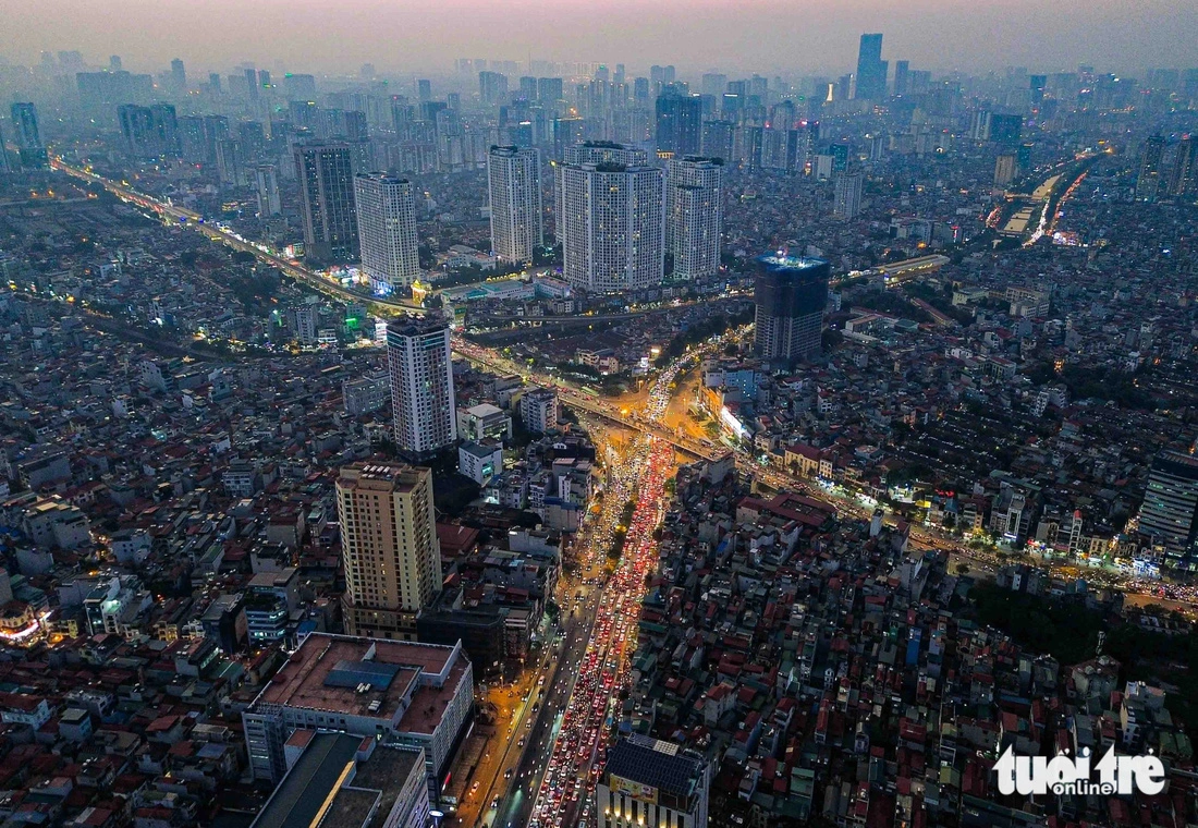 Giao thông tắc nghẽn vào mỗi buổi chiều tan tầm tại nút giao thông Ngã Tư Sở (Hà Nội) - Ảnh: HỒNG QUANG