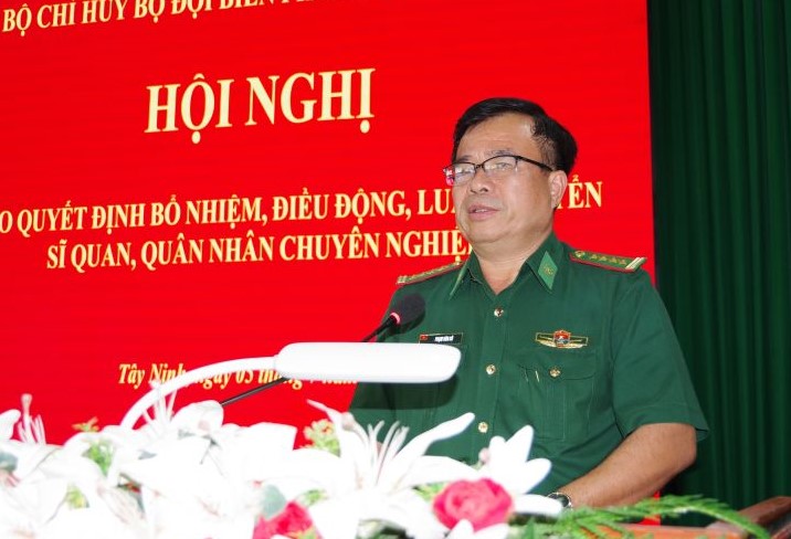 Đại tá Phạm Văn Cờ - Phó Chỉ huy trưởng, Tham mưu trưởng Bộ đội Biên phòng Tây Ninh phát biểu tại hội nghị