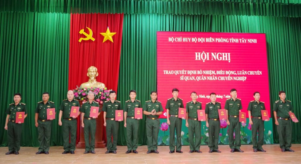 Thượng tá Trần Văn Thuôn - Phó Chủ nhiệm Chính trị Bộ đội Biên phòng Tây Ninh trao quyết định cho các cá nhân nhận quyết định bổ nhiệm, điều động, luân chuyển năm 2024